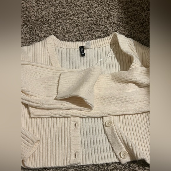 Cream Cardigan 🧸 - Picture 3 of 8